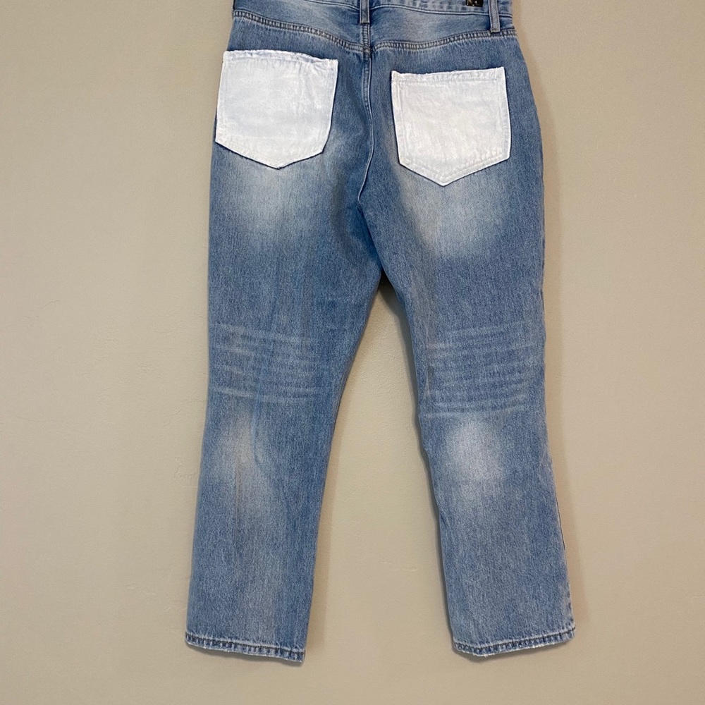 Distressed jeans with white pocket!